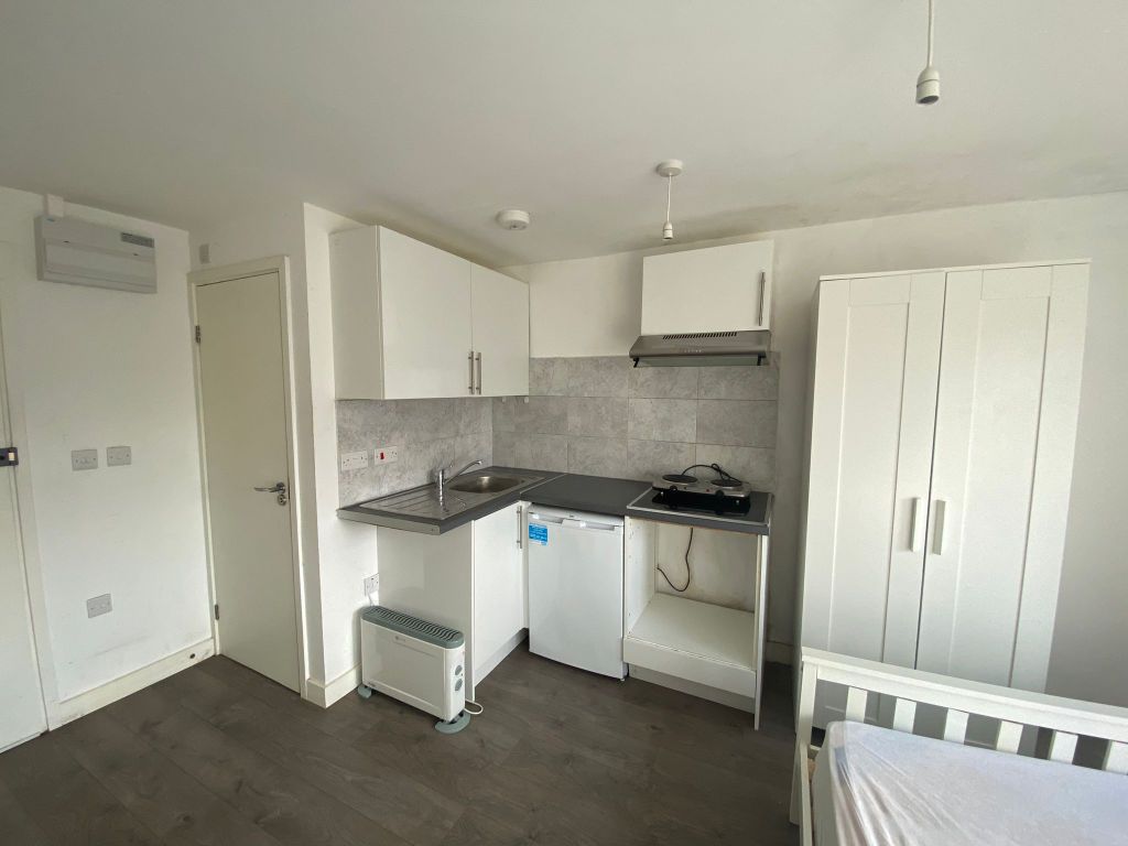 Room to rent in Northcote Avenue, Southall UB1, £750 pcm Zoopla