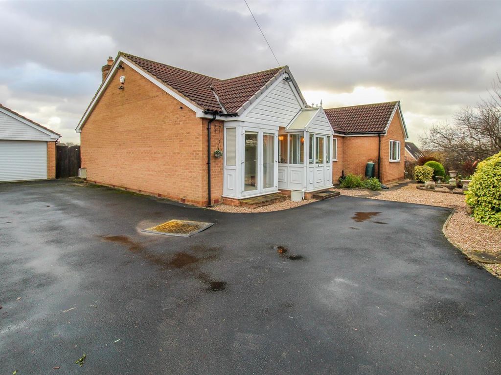 4 bed detached bungalow for sale in Lennox Drive, Wakefield WF2, £