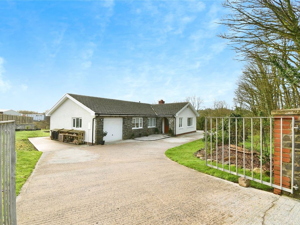 3 bed bungalow for sale in Welsh Hook, Wolfscastle, Haverfordwest