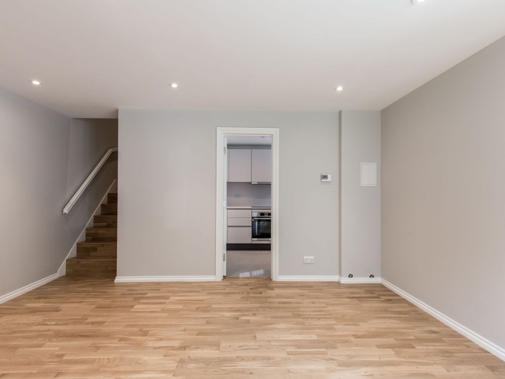 2 bed flat to rent in Stirling Way, Welwyn Garden City AL7, £1,450 pcm