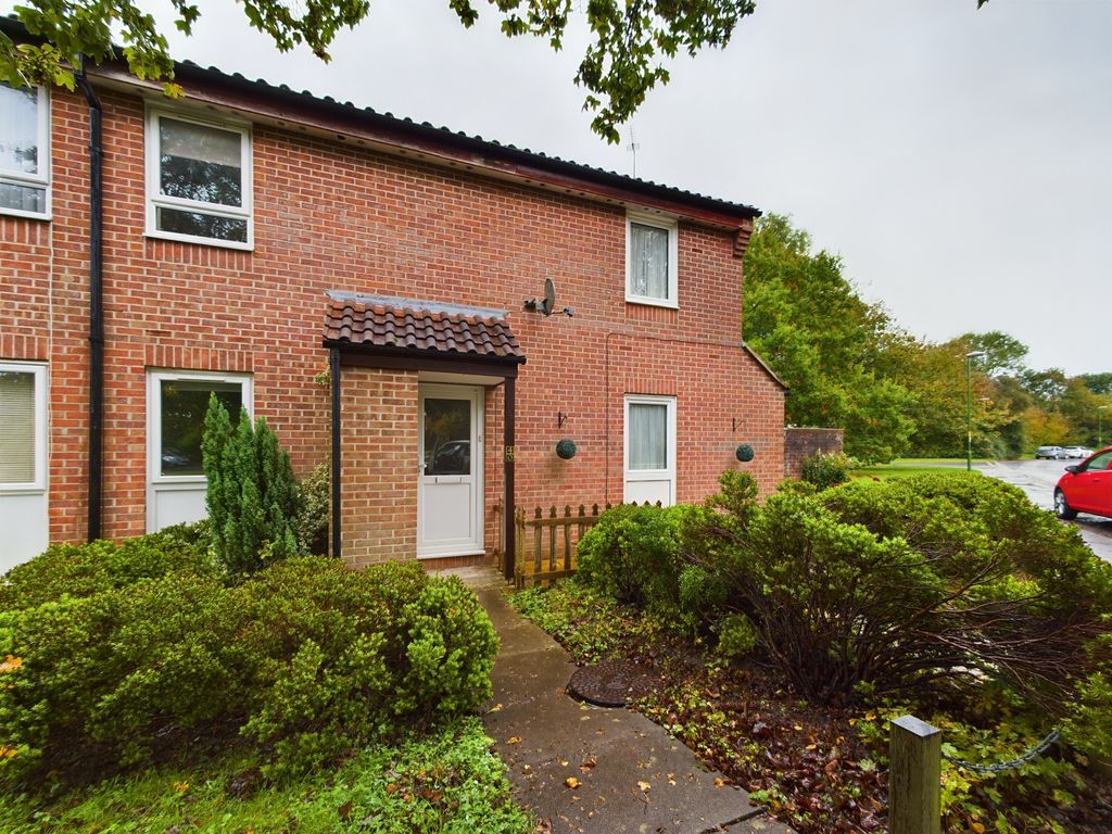 2 bed terraced house to rent in Woodstock Close, Horsham RH12, £1,295