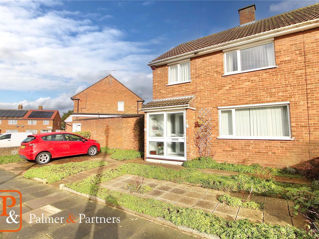 3 bed semidetached house for sale in Kingfisher Avenue, Ipswich