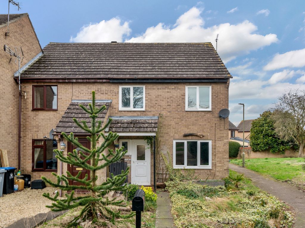 3 bed end terrace house for sale in The Springs, Witney, Oxfordshire