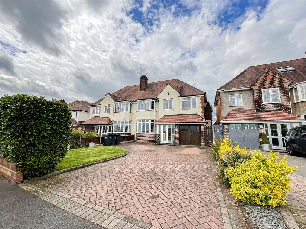 4 bed semidetached house for sale in Whitehouse Common Road, Sutton