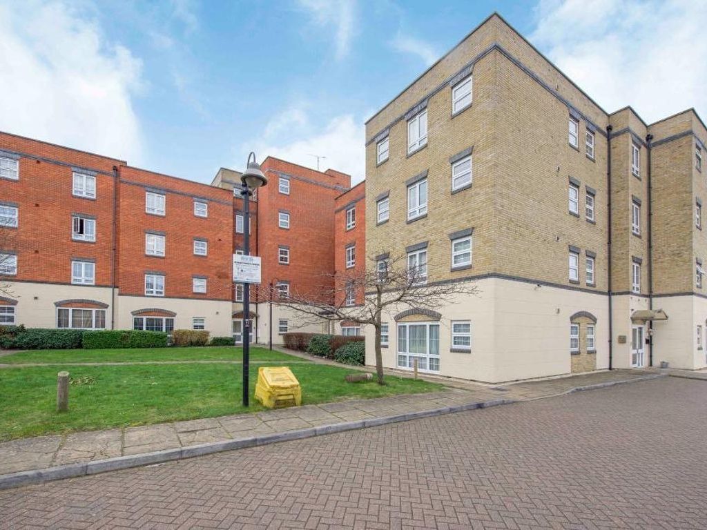 2 bed flat to rent in Holyhead Mews, Cippenham, Slough SL1, £1,500 pcm Zoopla