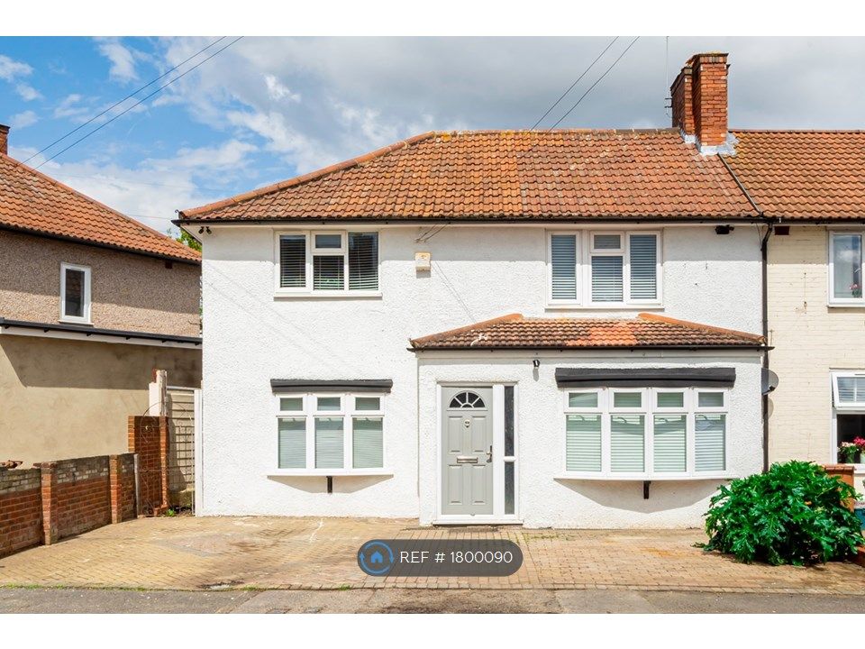 Room to rent in Shaftesbury Road, Carshalton SM5, £900 pcm Zoopla