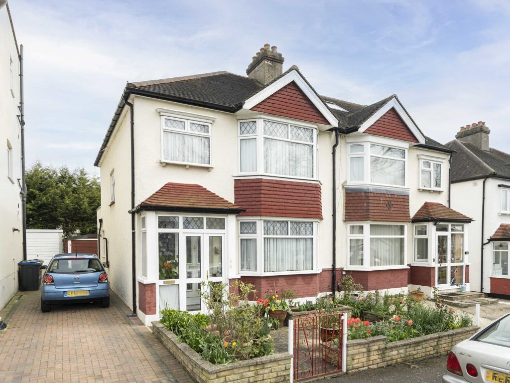 3 bed semidetached house for sale in Norbury Close, London SW16, £