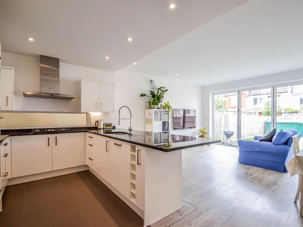 4 bed semidetached house for sale in Leighton Ave, Leigh On Sea SS9