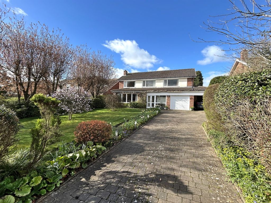 4 bed detached house for sale in Hill Drive, Handforth, Wilmslow SK9, £