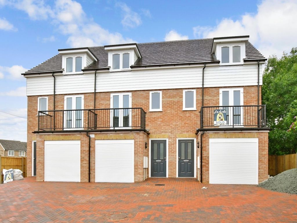 3 bed end terrace house to rent in Mount Field, Queenborough ME11, £