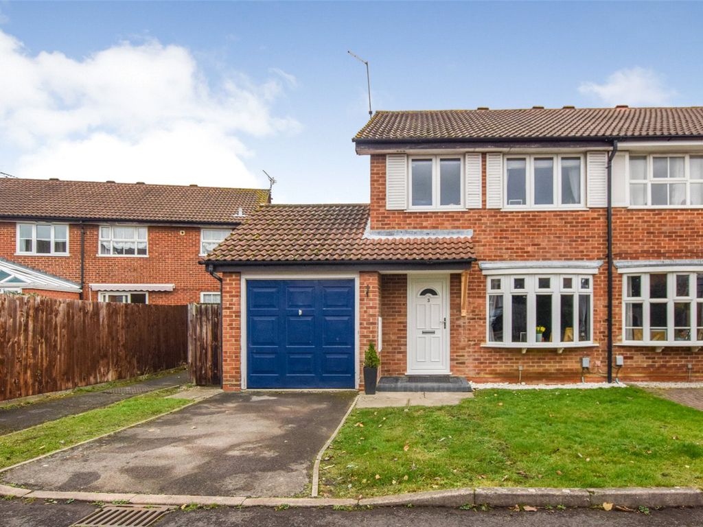 3 bed semidetached house for sale in Thirlmere Close, Farnborough