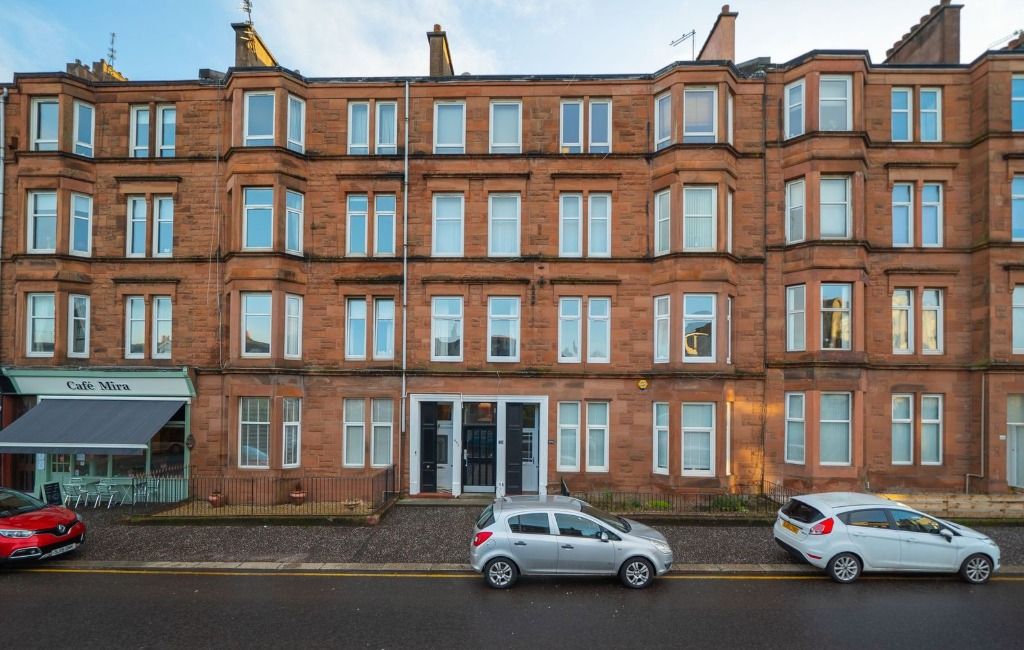 2 bed flat to rent in Clarkston Road, Muirend, Glasgow G44, £900 pcm