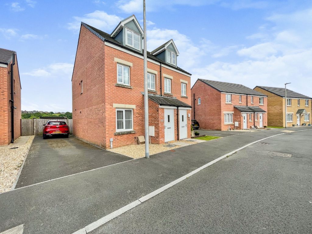3 bed town house for sale in 12 Llwyngwern, Hendy, Pontarddulais