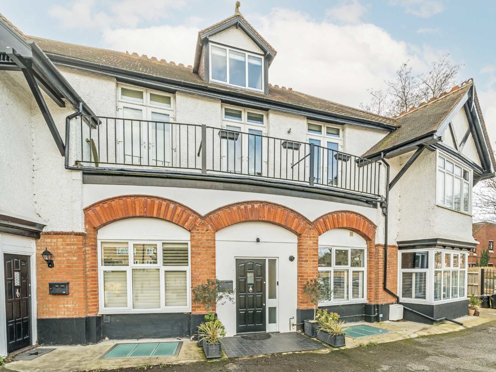2 bed flat for sale in Kingston Lane, Teddington TW11, £440,950 Zoopla