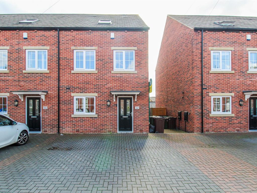 3 bed town house for sale in Medlock Road, Horbury, Wakefield WF4, £