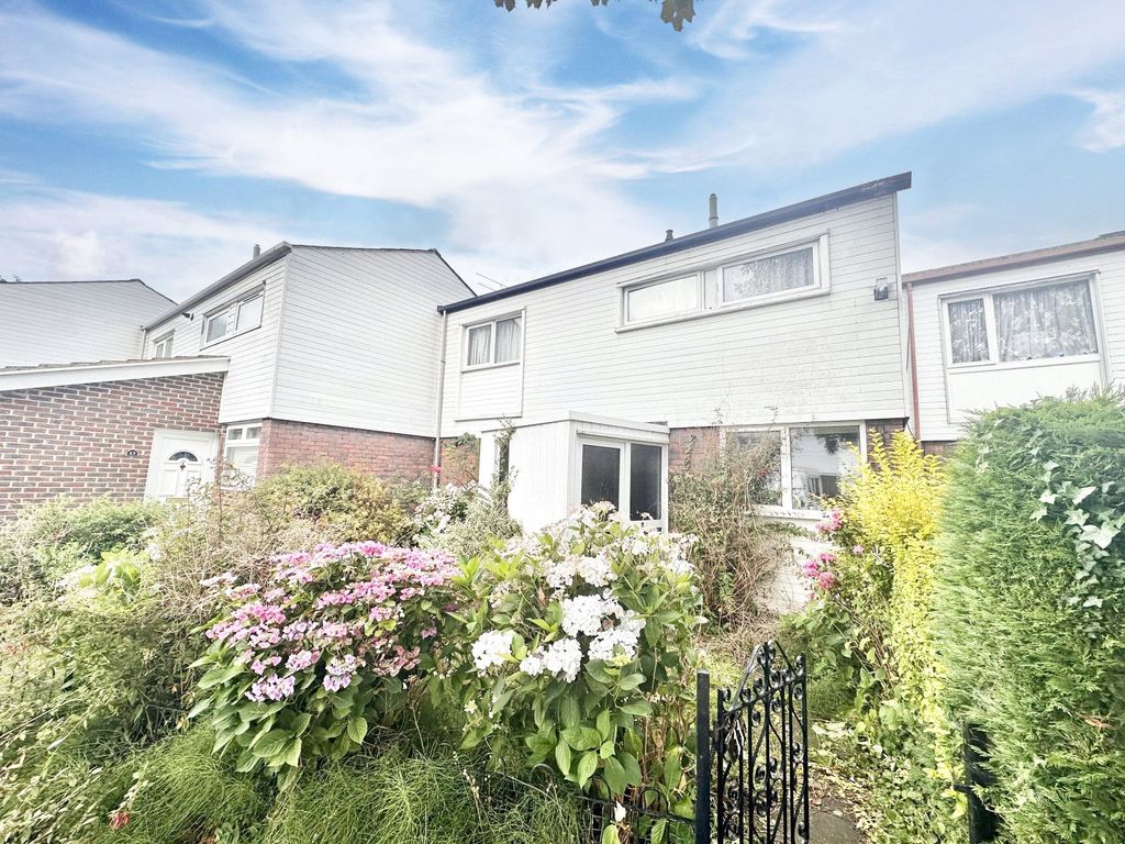 3 bed terraced house for sale in Bracklesham Close, Farnborough