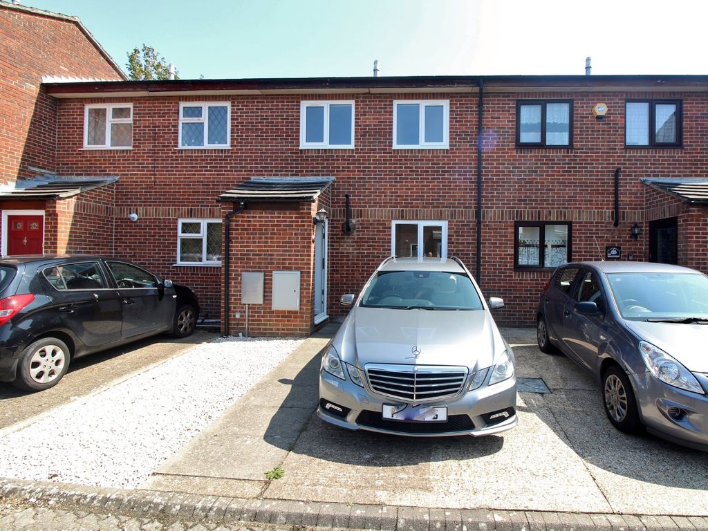 3 bed terraced house to rent in Blackthorn Drive, Gosport PO12, £1,250