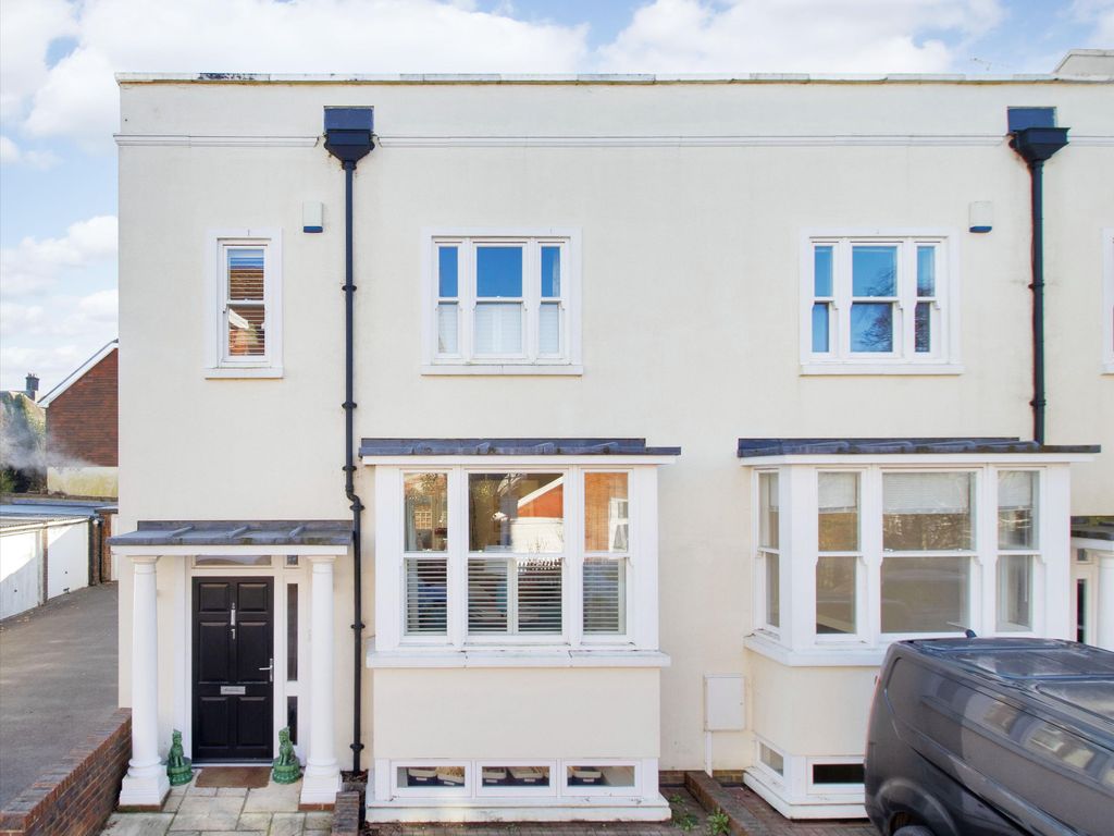 4 bed end terrace house for sale in Cambridge Gardens, Tunbridge Wells