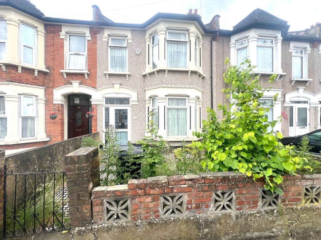 2 bed terraced house for sale in Windsor Road, Ilford IG1, £400,000