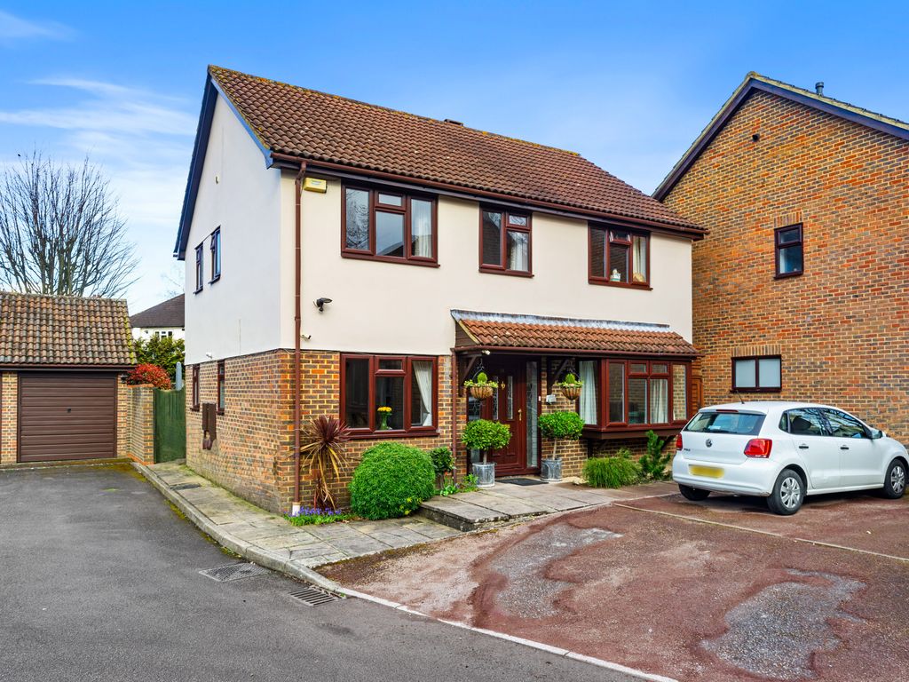 4 bed detached house for sale in Oaklands Way, Wallington SM6, £725,000