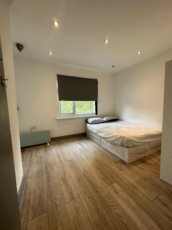 Studio to rent in Collier Row Lane, Collier Row, Romford RM5, £1,200