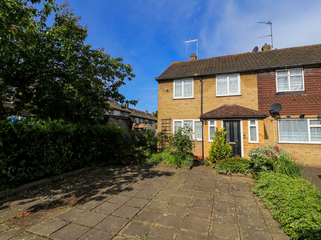 2 bed end terrace house for sale in Bridle Close, Enfield EN3, £405,000