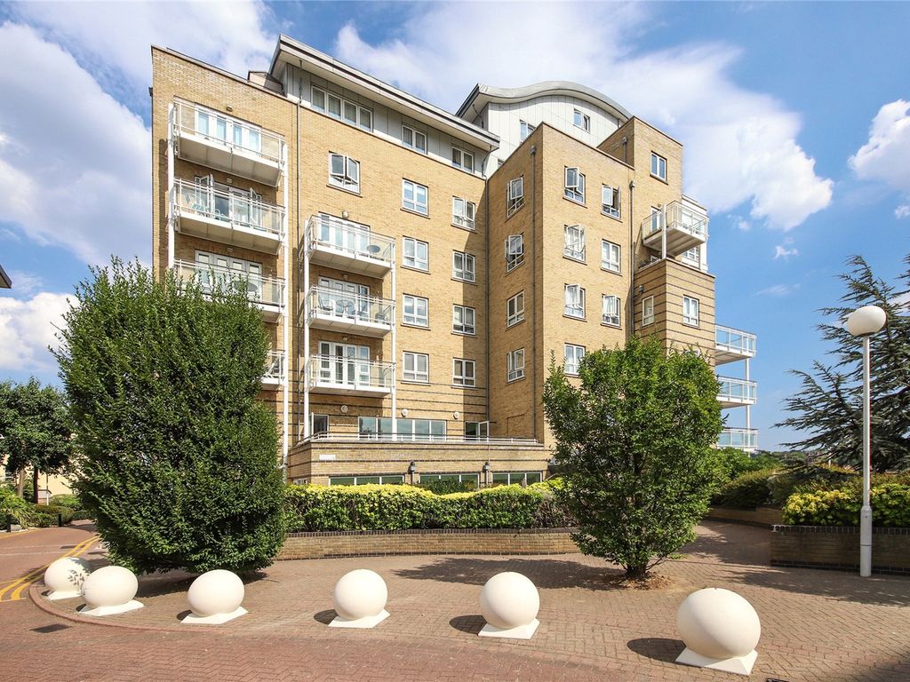 2 bed flat to rent in St. Davids Square, Isle Of Dogs, London E14, £