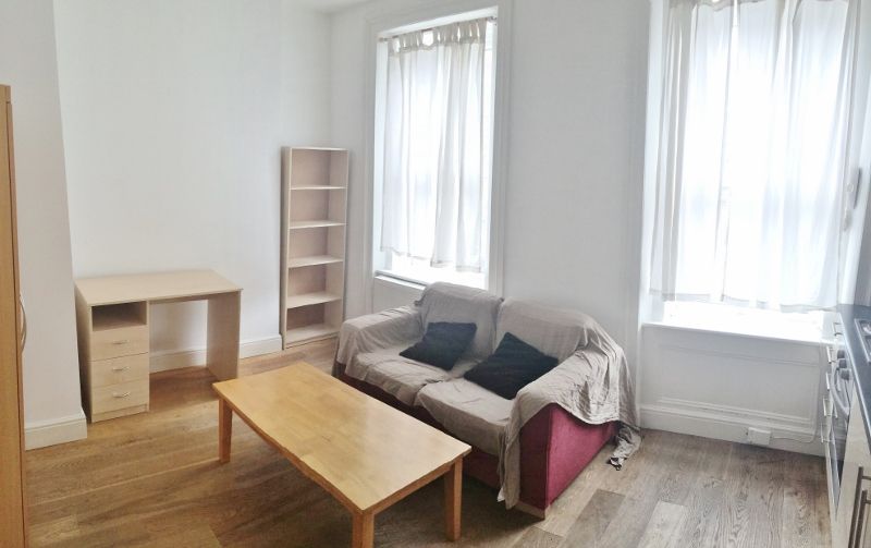 1 bed flat to rent in Kentish Town Road, Camden Town, London NW1, £