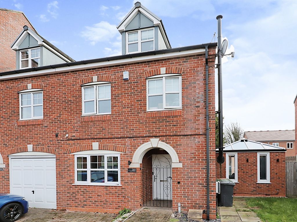 4 bed semidetached house for sale in Chester Road North, Kidderminster