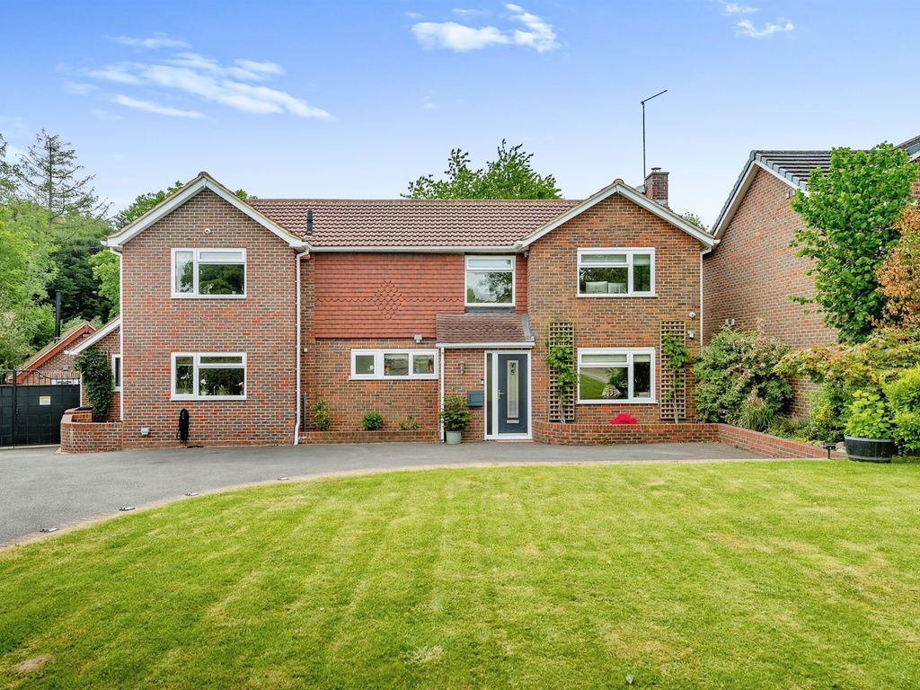 5 bed detached house for sale in Newlands Park, Copthorne, Crawley RH10