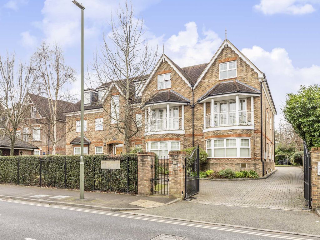 Oatlands Chase Weybridge KT13  