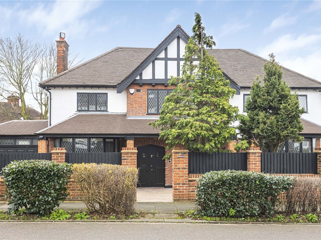 5 bed detached house to rent in Forestdale, Southgate N14, £6,995 pcm