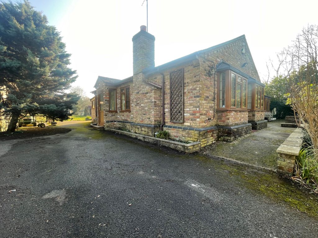 3 bed detached house to rent in Cherry Tree Lane, Iver SL0 Zoopla