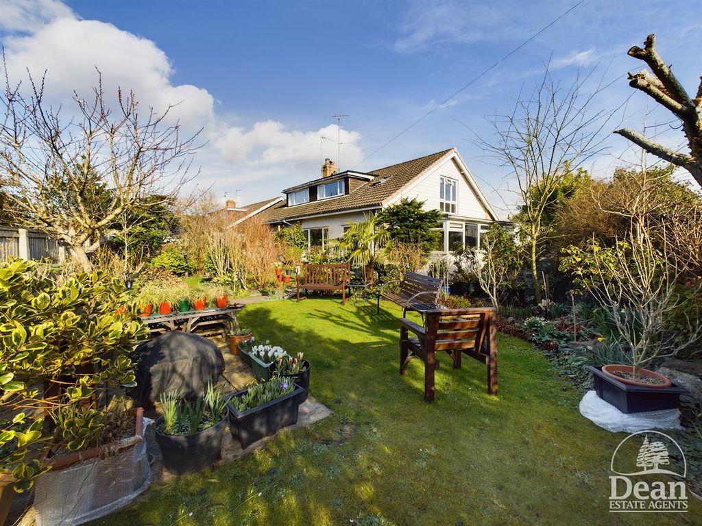 4 bed semidetached house for sale in Strathmore Gardens, Sling