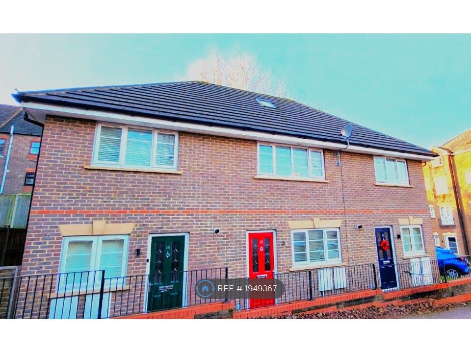 2 bed terraced house to rent in Kingswood Court, Luton LU1, £1,250 pcm