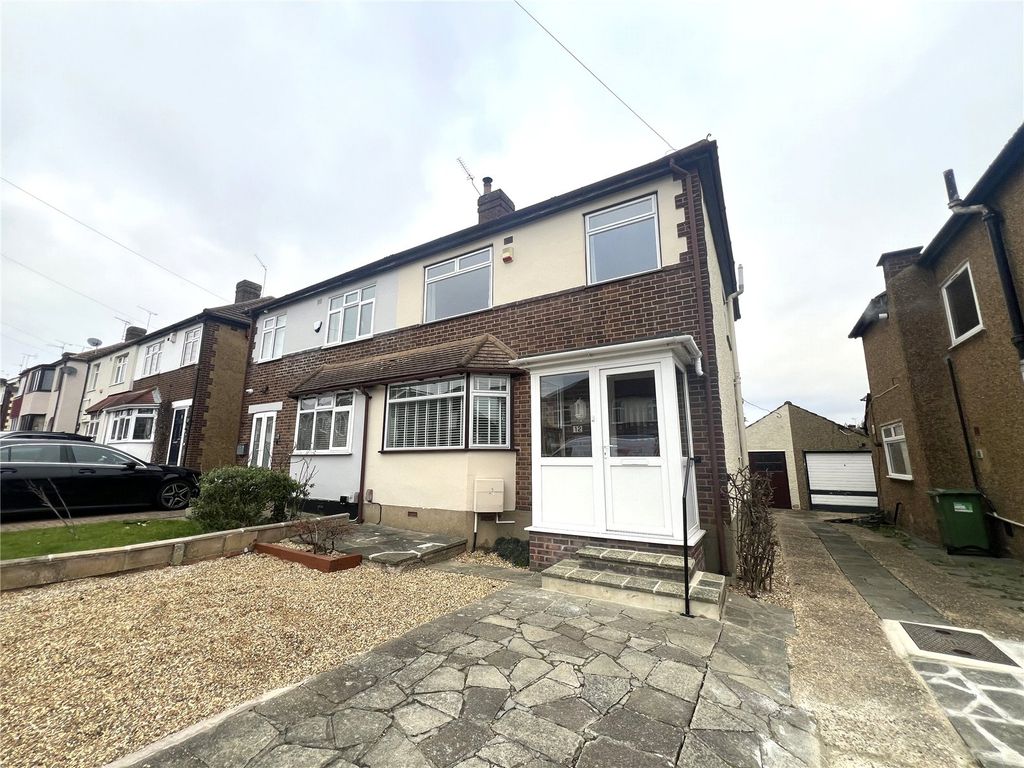 3 bed semidetached house to rent in Thurso Close, Harold Wood, Romford