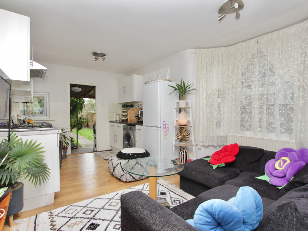 2 bed property to rent in Lakefield Road, Turnpike Lane, Haringey N22