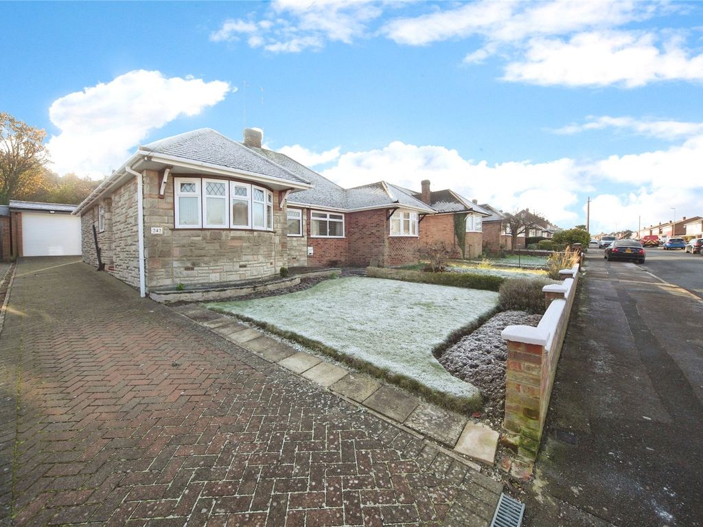 2 bed bungalow for sale in Jeans Way, Dunstable, Bedfordshire LU5, £