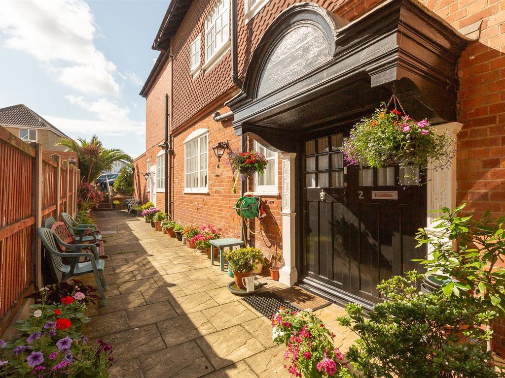 2 bed flat for sale in Sea Road, WestgateOnSea CT8 Zoopla