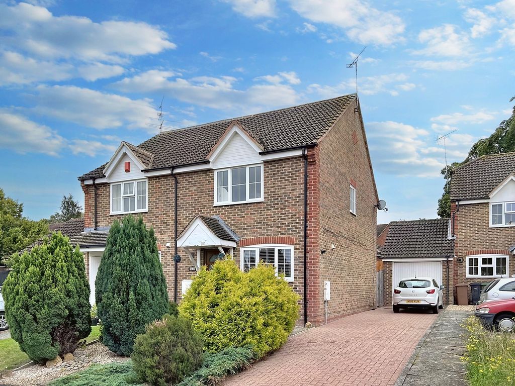 3 bed semidetached house for sale in Wessex Close, Faringdon SN7, £