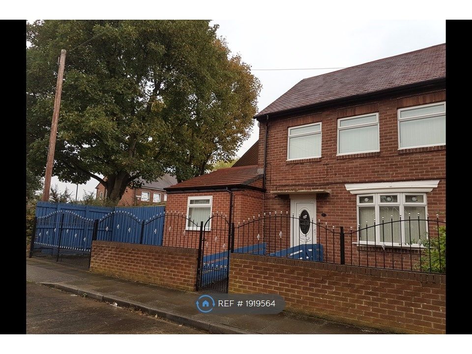 4 bed semidetached house to rent in Railway Street, Hebburn NE31, £850