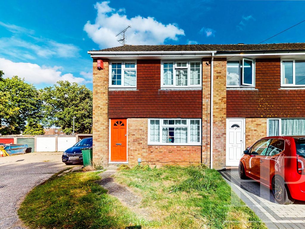 3 bed end terrace house to rent in Headley Close, Crawley RH10, £1,600