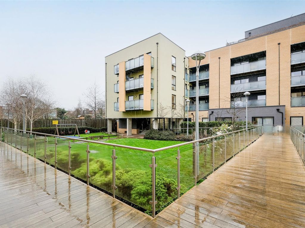 2 bed flat for sale in Chigwell Road, London E18, £400,000 Zoopla