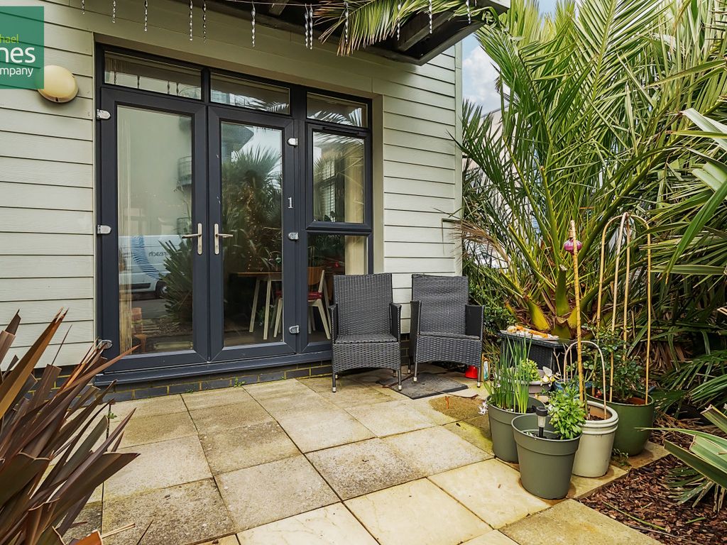 2 bed flat to rent in Eirene Road, GoringBySea, Worthing, West Sussex