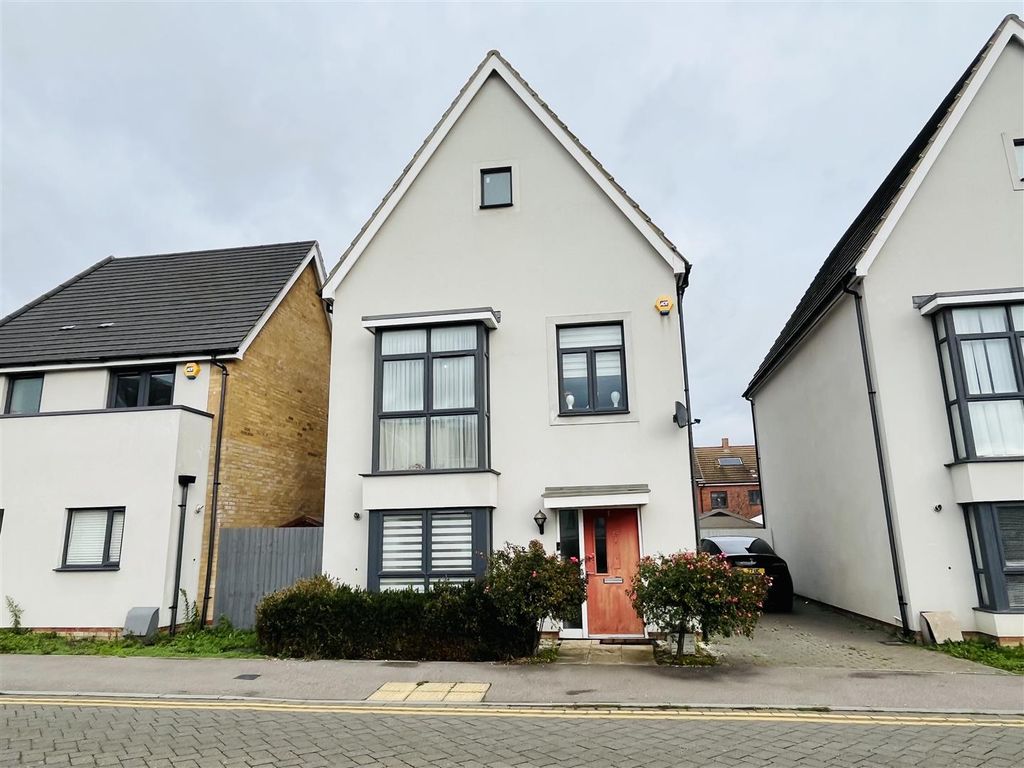 4 bed detached house for sale in Belhouse Avenue, Aveley, South