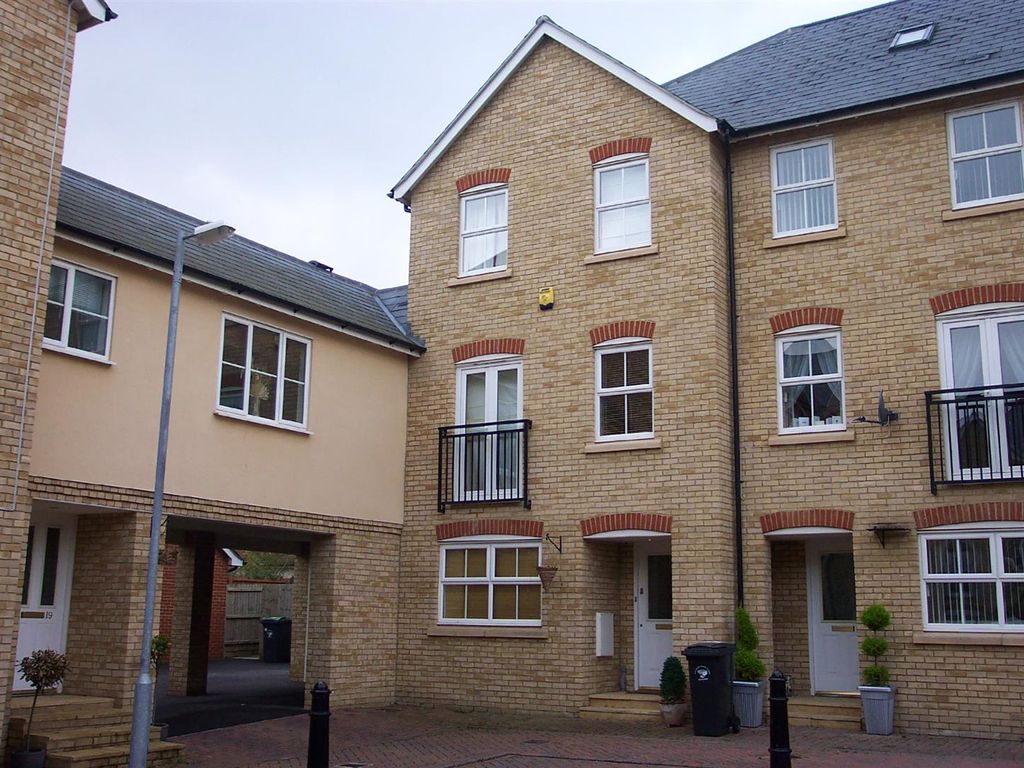 3 bed town house to rent in Durand Lane, Flitch Green, Dunmow CM6, £