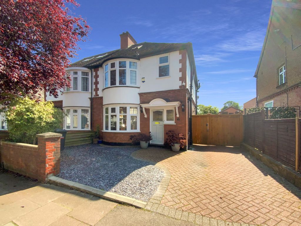 3 bed semidetached house for sale in Alexandra Avenue, Luton