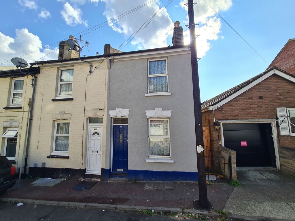 2 bed end terrace house for sale in Constitution Road, Chatham ME5, £