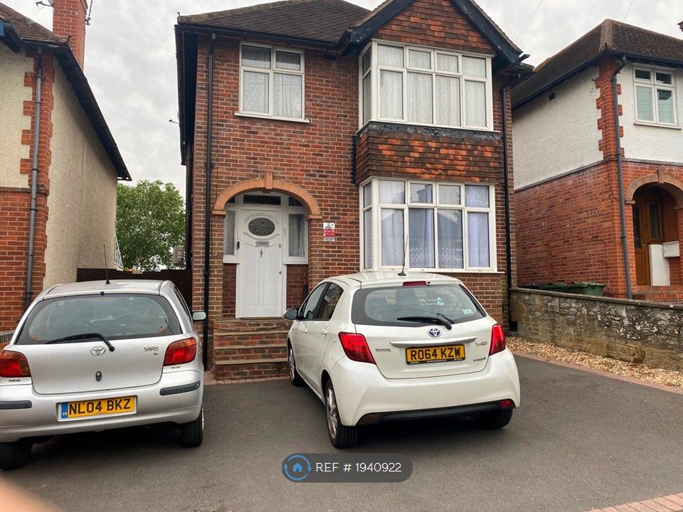 3 bed detached house to rent in Worplesdon Road, Guildford GU2, £2,400
