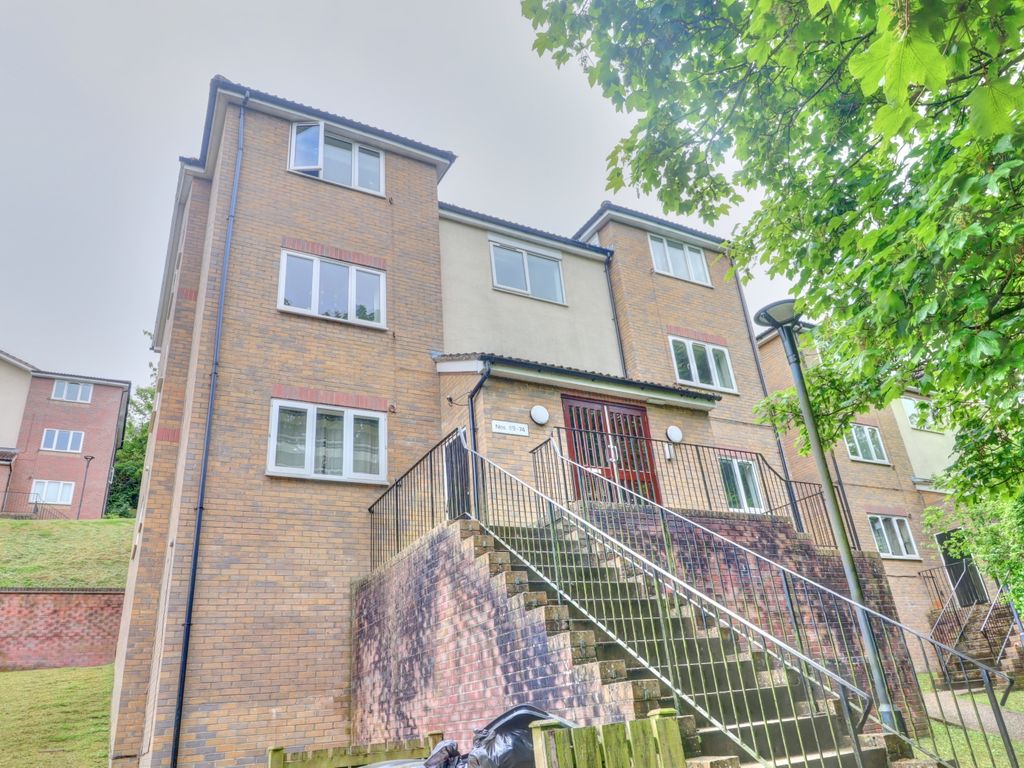 2 bed flat to rent in Lingfield Close, High Buckinghamshire